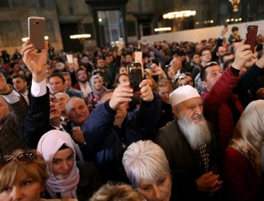Δείτε φωτογραφίες από το… «προσκύνημα» του Ερντογάν στο «τζαμί» της Αγία Σοφία